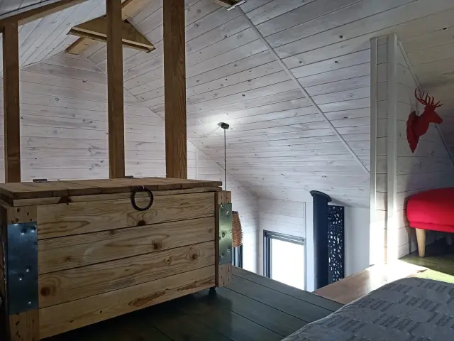 Pokój pod drewnianym stropem